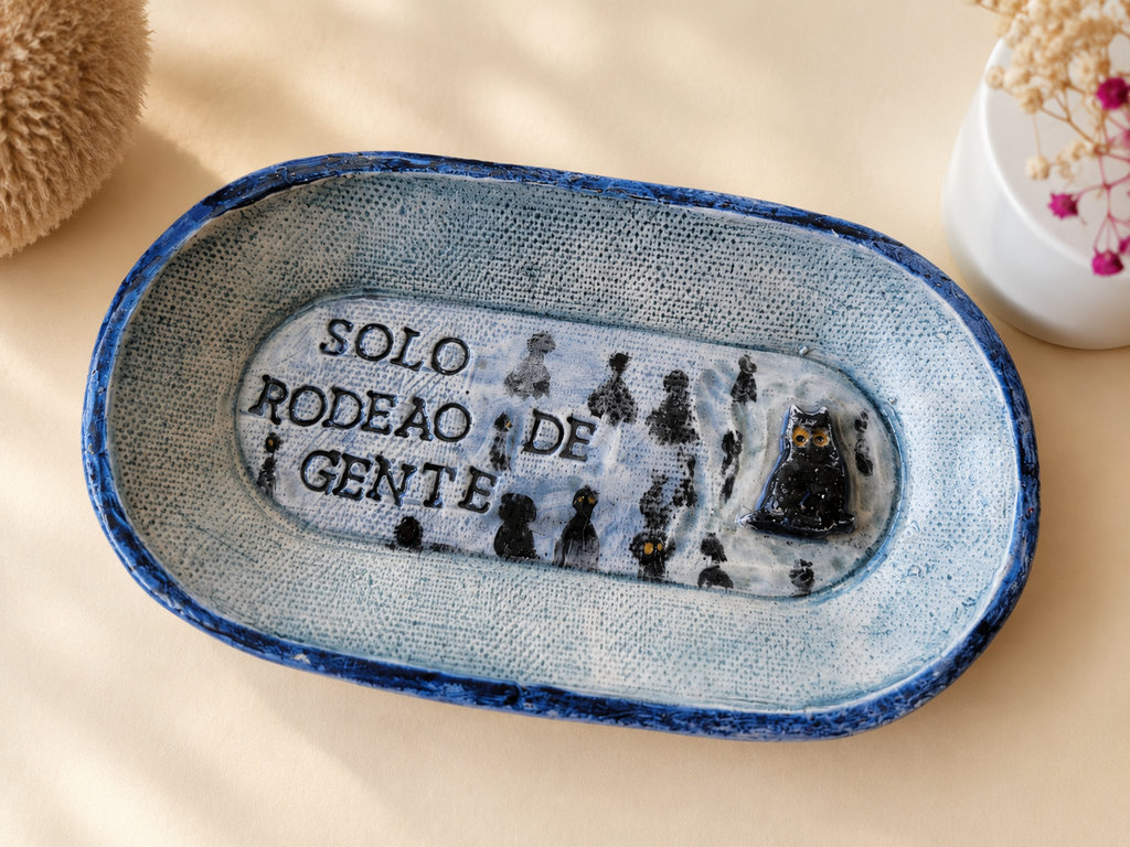 Bandeja ilustrada "Solo rodeado de gente"